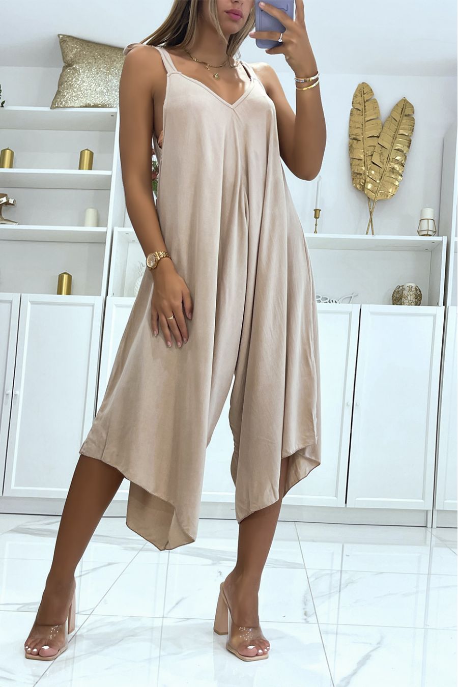 Beige vloeiende zomerjumpsuit in asymmetrische sarouelstijl - 2