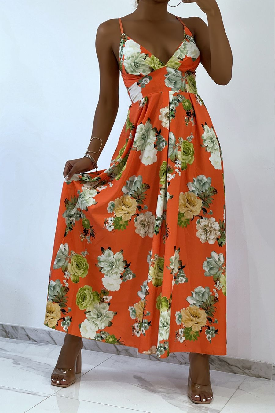 Robe longue orange à fleurs et décolleté triangle  - 1