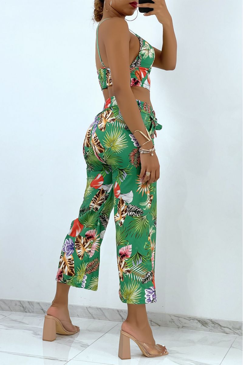 Flowing green set with foliage print crop top with V-neck bustier and thin straps and cropped trousers - 4