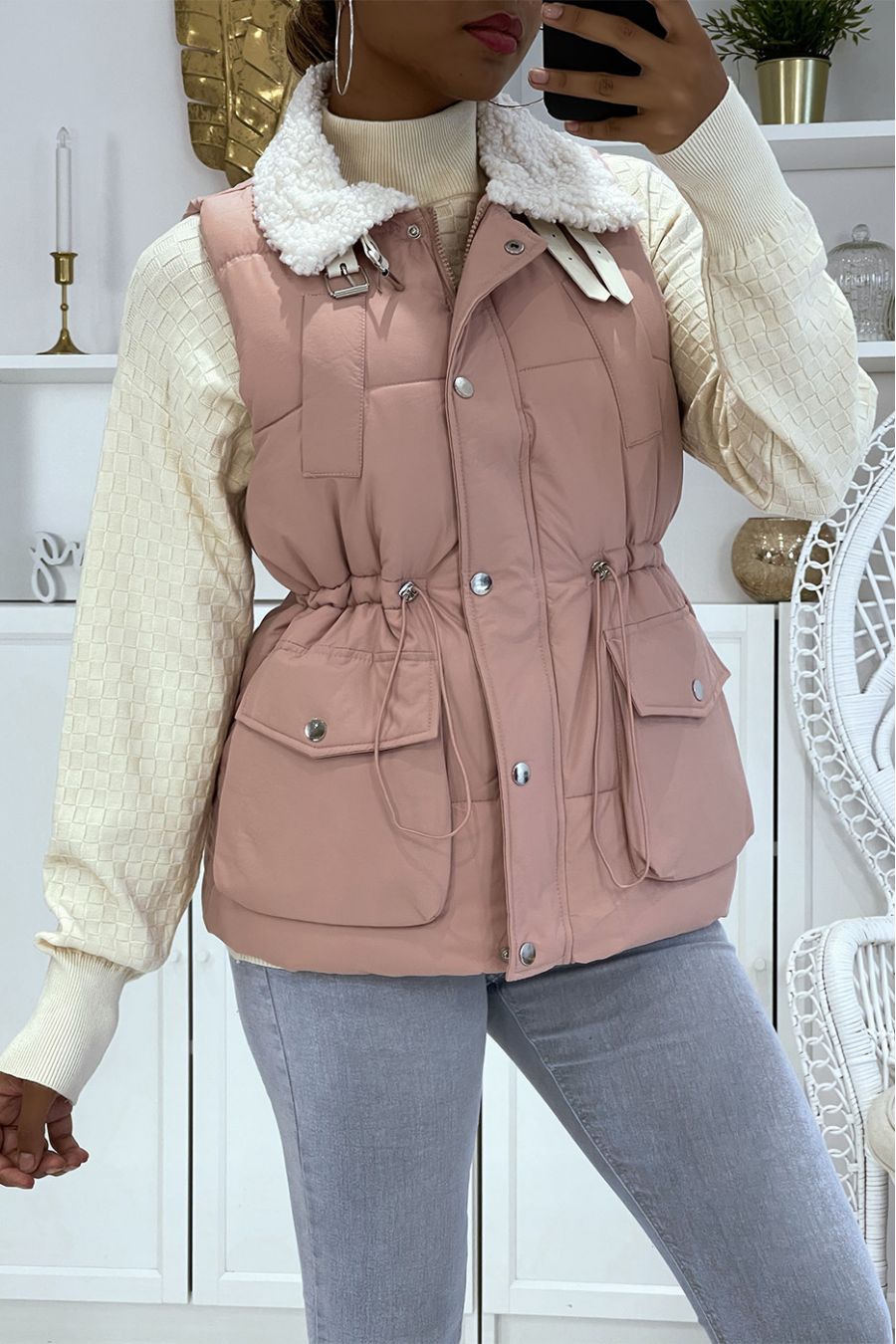 Roze mouwloos pufferjack met kraag van schapenvacht - 4