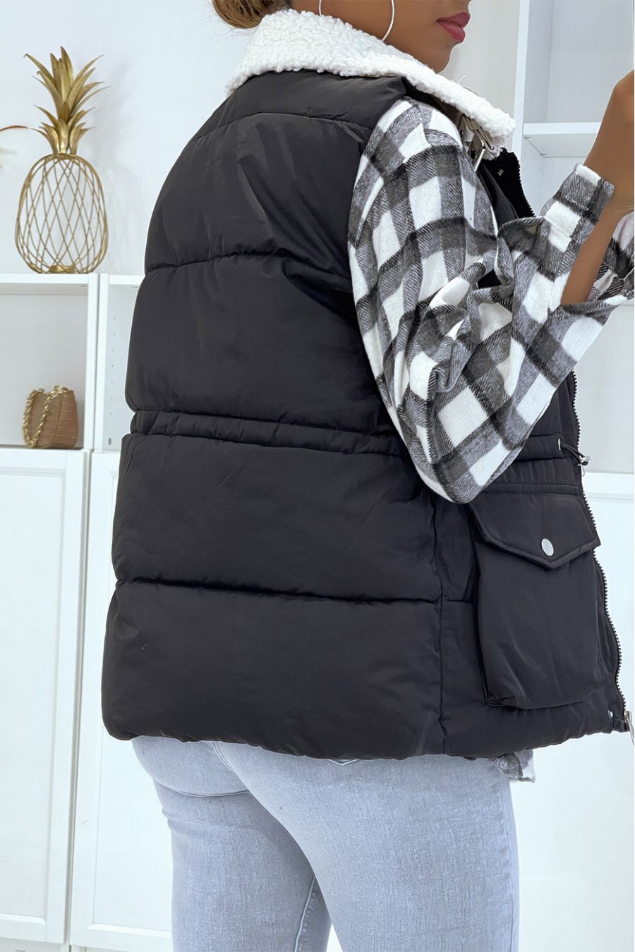 Black sleeveless puffer jacket with sheepskin collar - 3