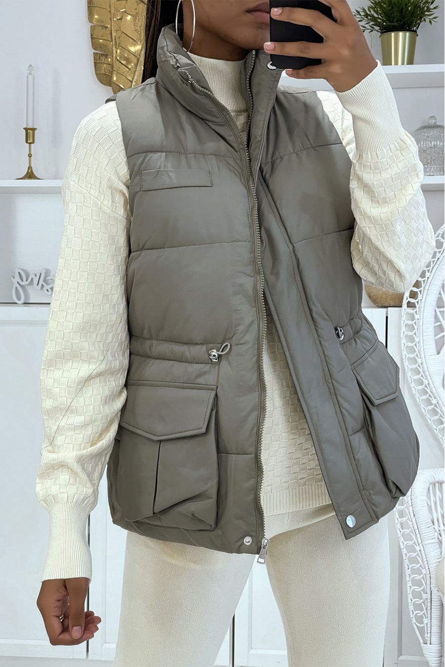 Kaki mouwloos gewatteerd jack met hoge kraag, mooie gouden knopen en grote mouwen - 1