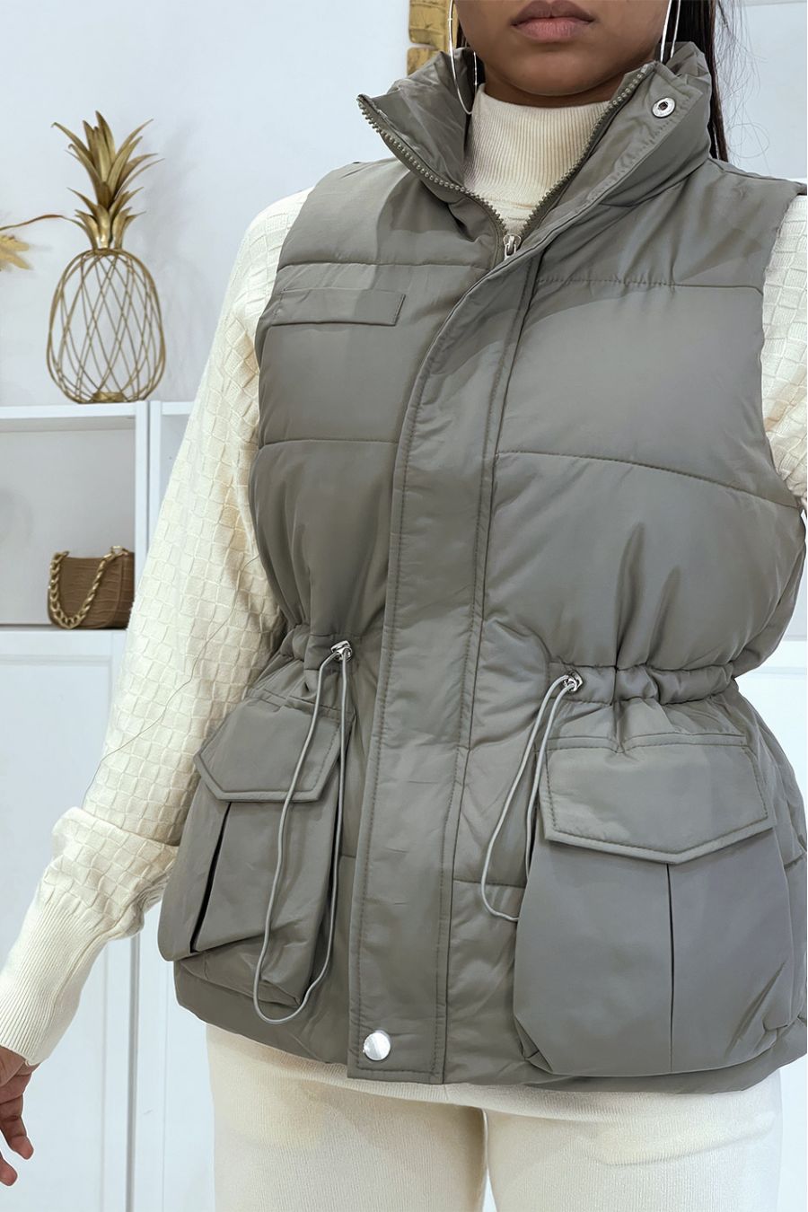 Kaki mouwloos gewatteerd jack met hoge kraag, mooie gouden knopen en grote mouwen - 5