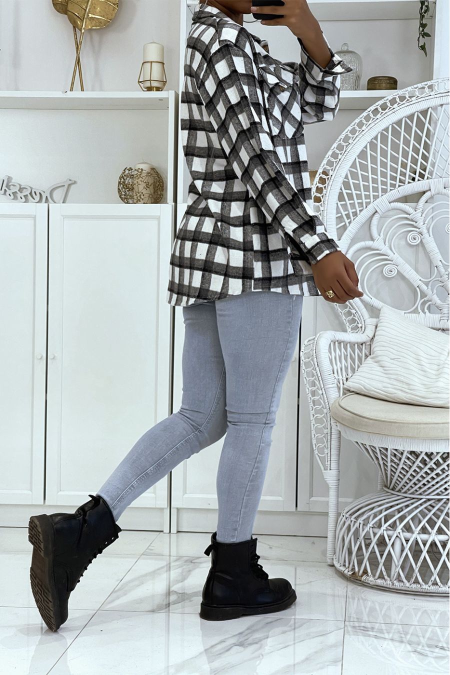 Op een warm en zacht zwart geruit overhemd - 3