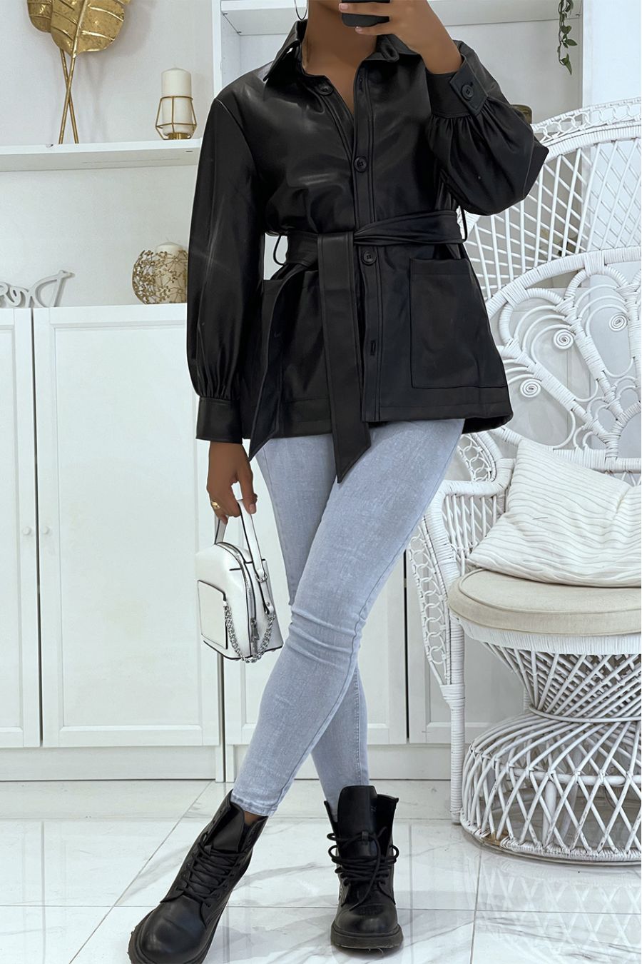 Veste noire en simili cuir à coupe chemise et ceinture - 2