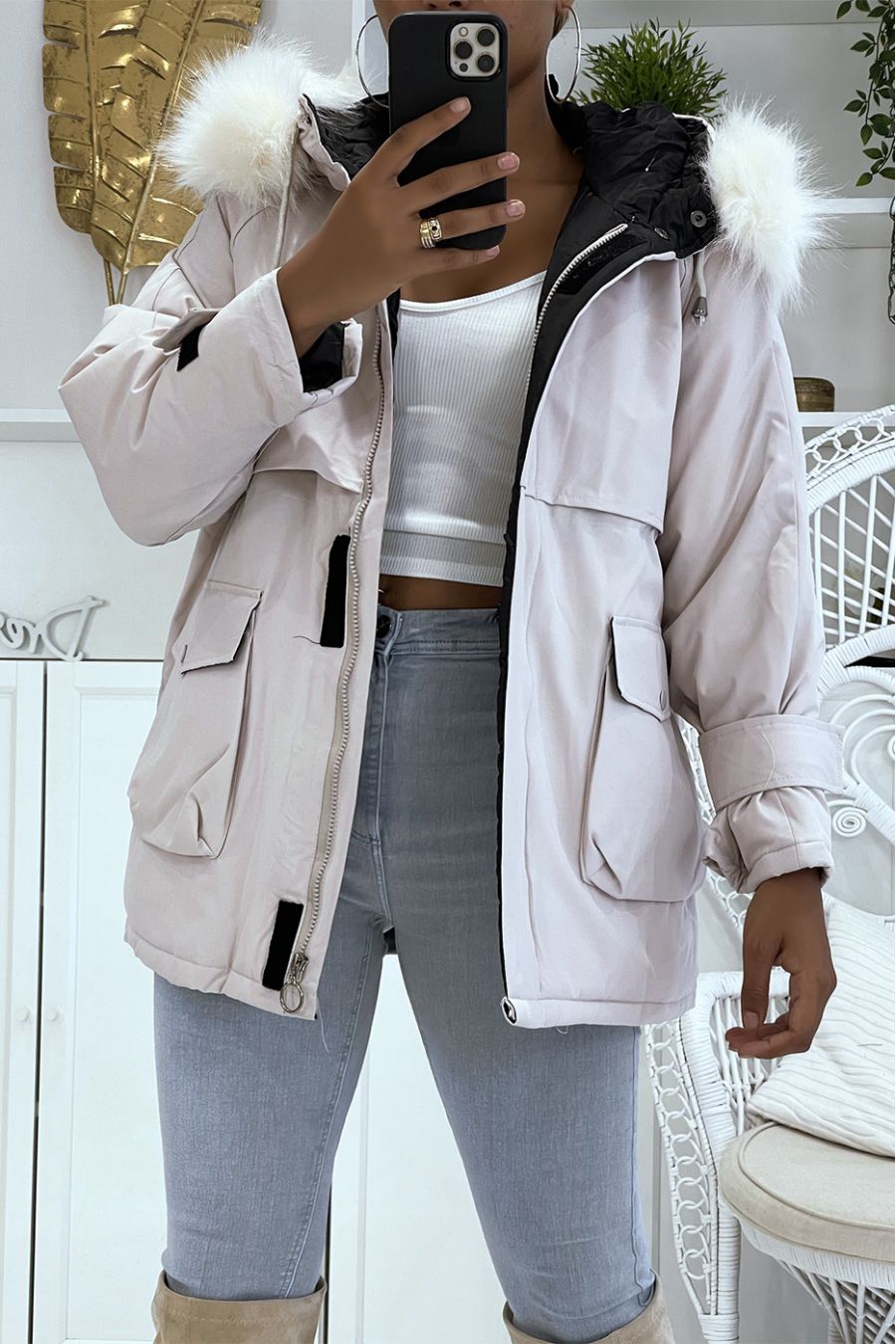 Mid-length light gray parka with white faux fur - 3