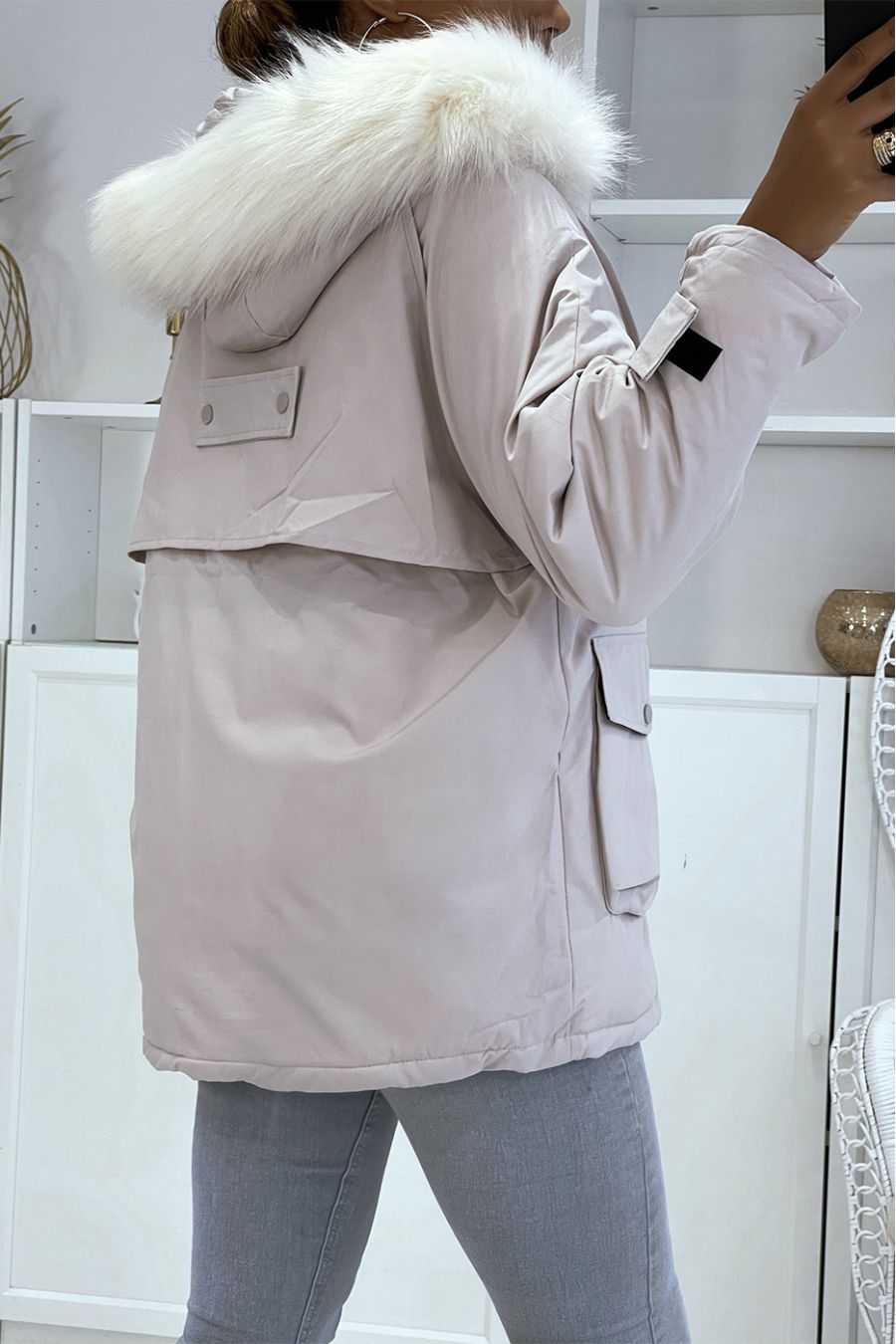 Parka mi-longue gris clair à fausse fourrure blanche - 5