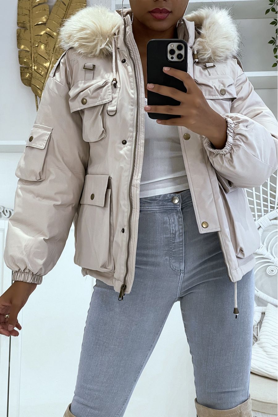 Parka courte beige à fausse fourrure blanche - 4