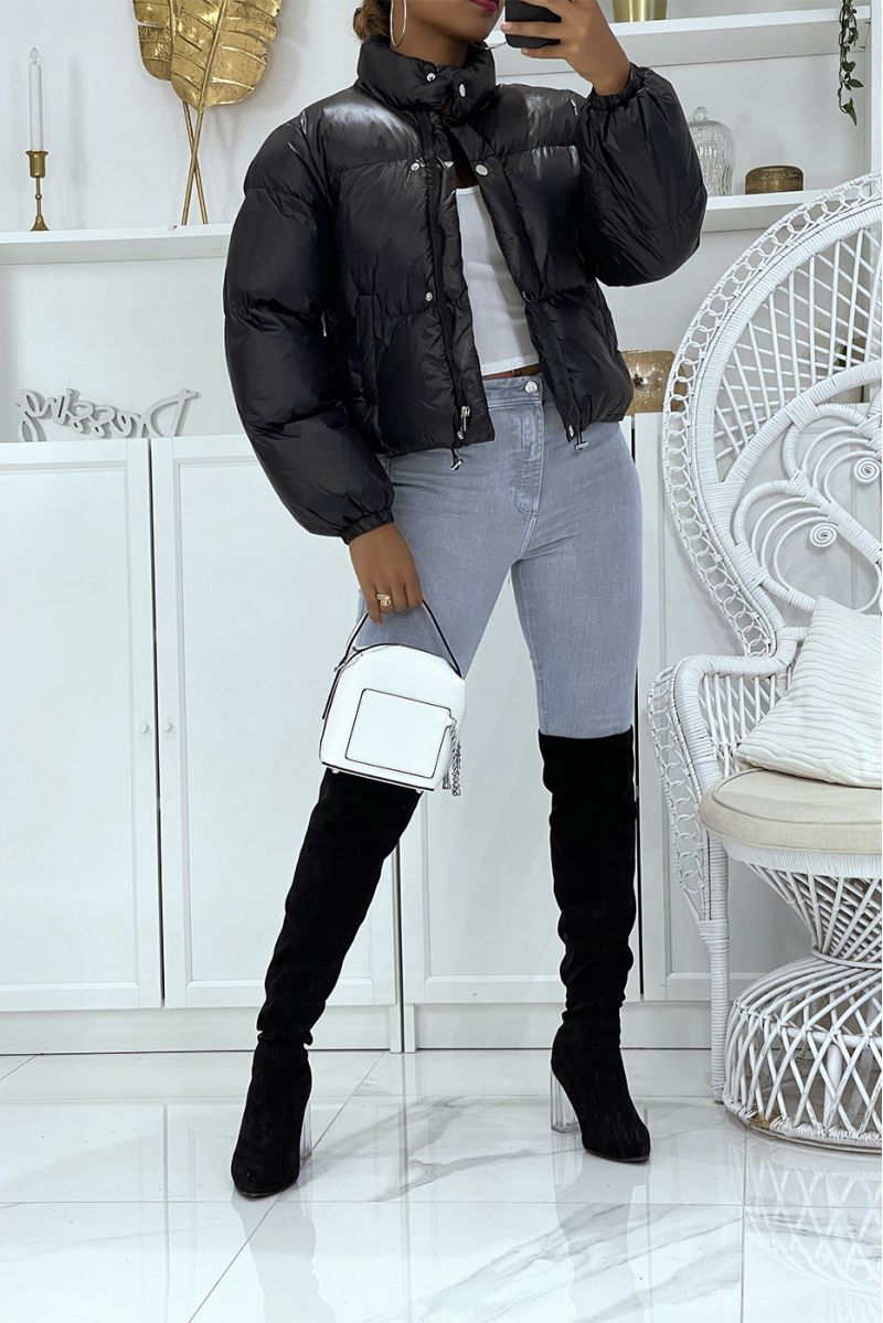 Kort zwart pufferjack met lange mouwen en hoge kraag, super trendy kleur perfect voor de winter - 1