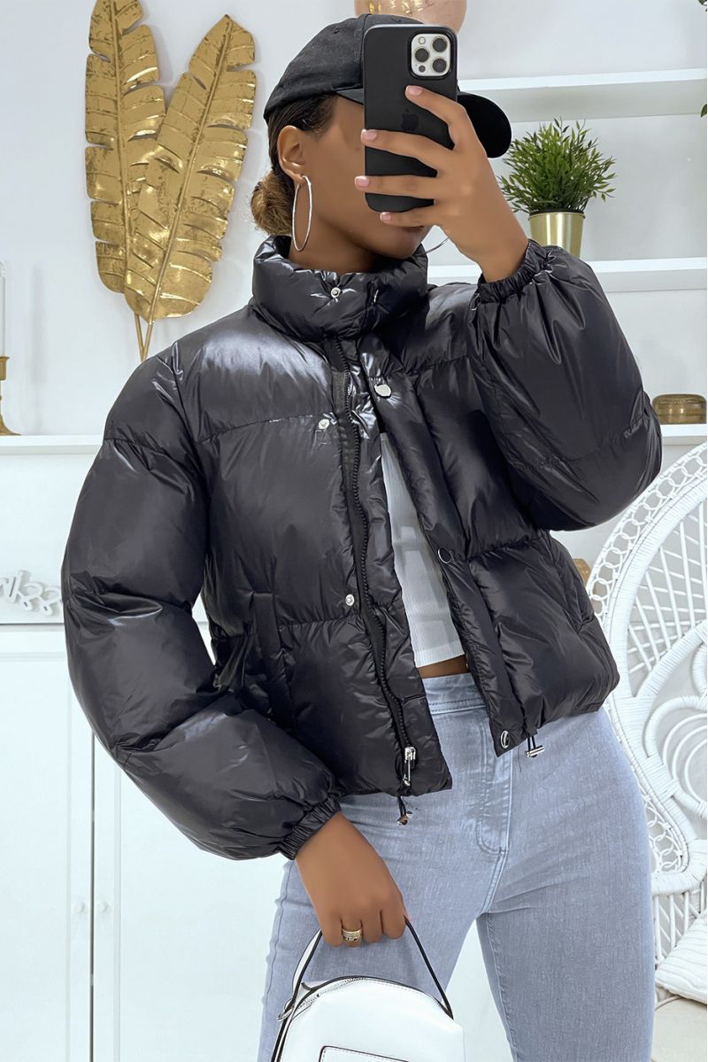 Kort zwart pufferjack met lange mouwen en hoge kraag, super trendy kleur perfect voor de winter - 2