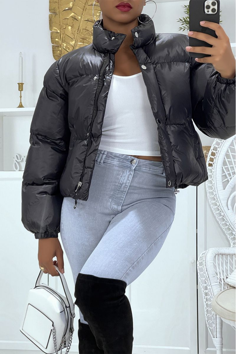 Kort zwart pufferjack met lange mouwen en hoge kraag, super trendy kleur perfect voor de winter - 3