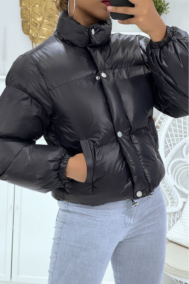 Kort zwart pufferjack met lange mouwen en hoge kraag, super trendy kleur perfect voor de winter - 5