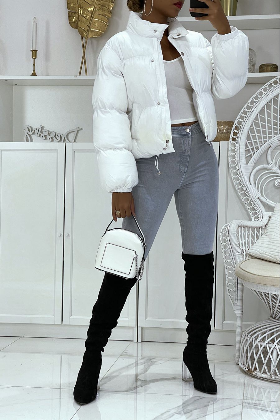 Kort wit pufferjack met lange mouwen en hoge kraag, super trendy kleur perfect voor de winter - 1