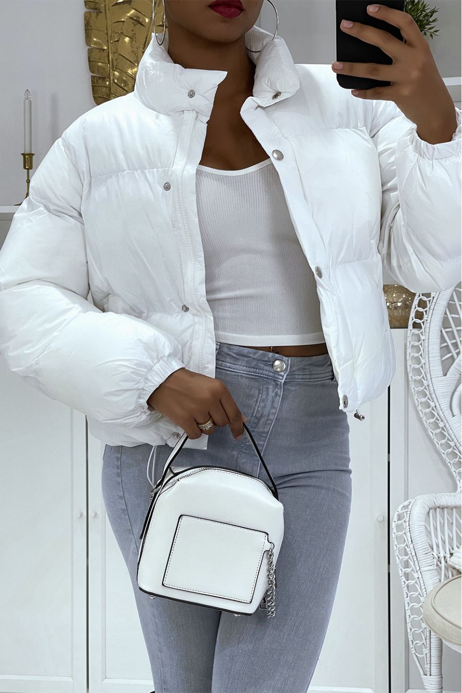 Kort wit pufferjack met lange mouwen en hoge kraag, super trendy kleur perfect voor de winter - 2