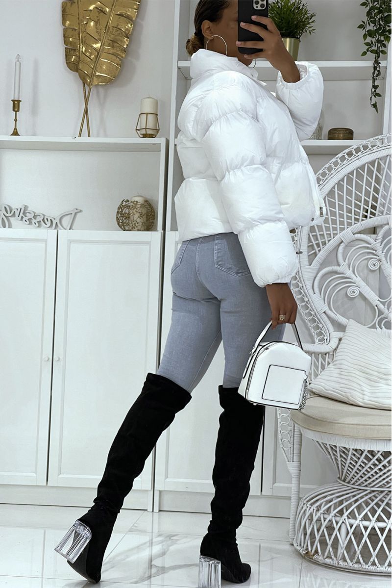 Kort wit pufferjack met lange mouwen en hoge kraag, super trendy kleur perfect voor de winter - 3
