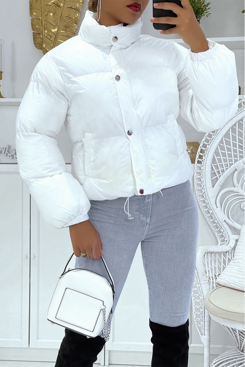 Kort wit pufferjack met lange mouwen en hoge kraag, super trendy kleur perfect voor de winter - 4
