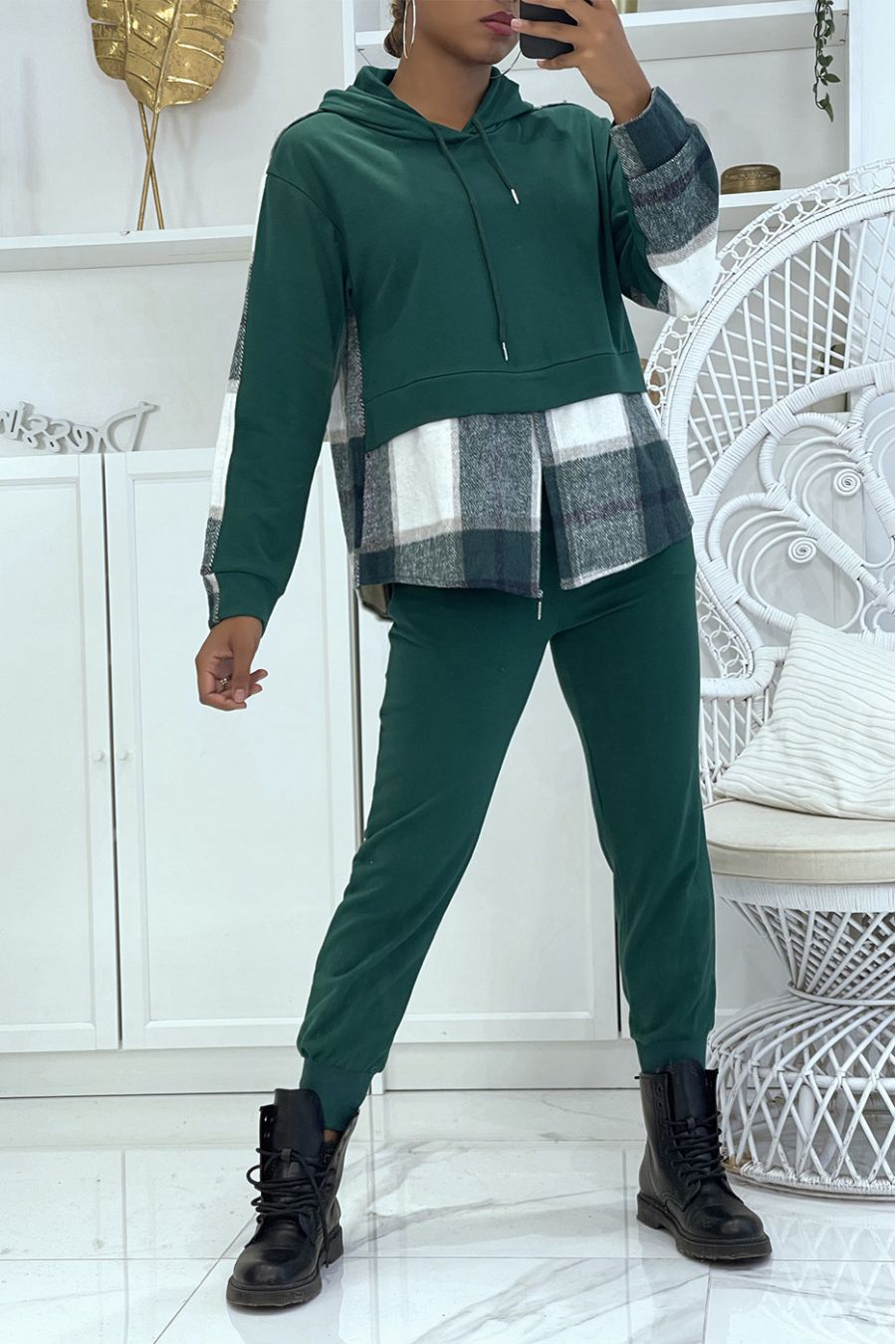 Eendengroene joggingset met push-effect broek en lief 2 in 1 op trendy geruit overhemd - 1