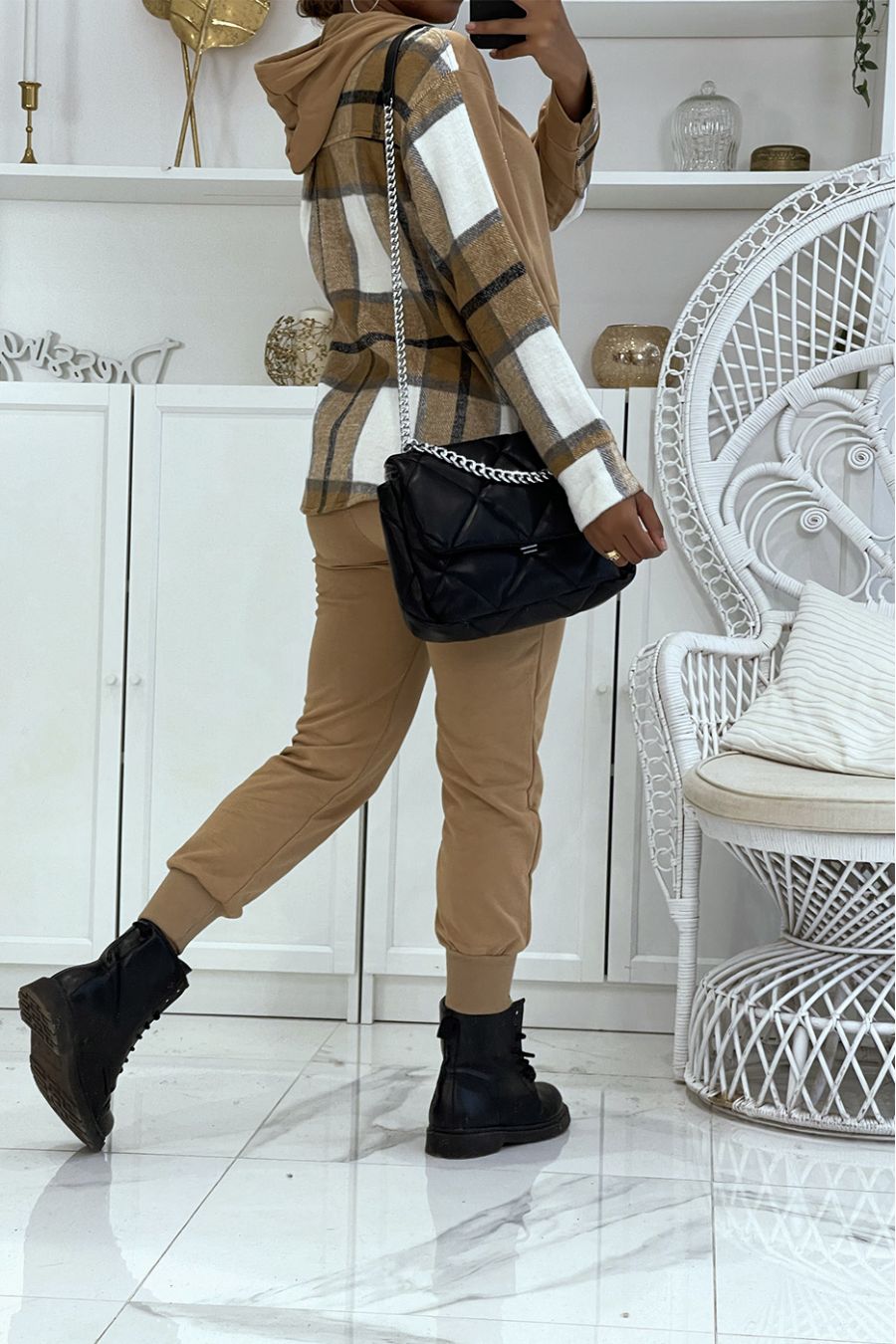 Taupe joggingset met push-effect broek en lief 2 in 1 op trendy geruit overhemd - 4