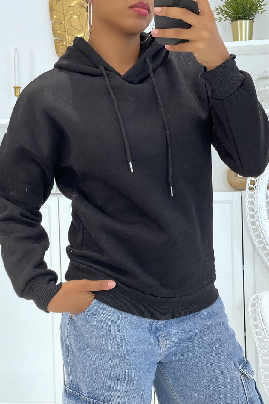 Zwart sweatshirt met lange mouwen, elastiek onderaan de buik en capuchon met veters - 2