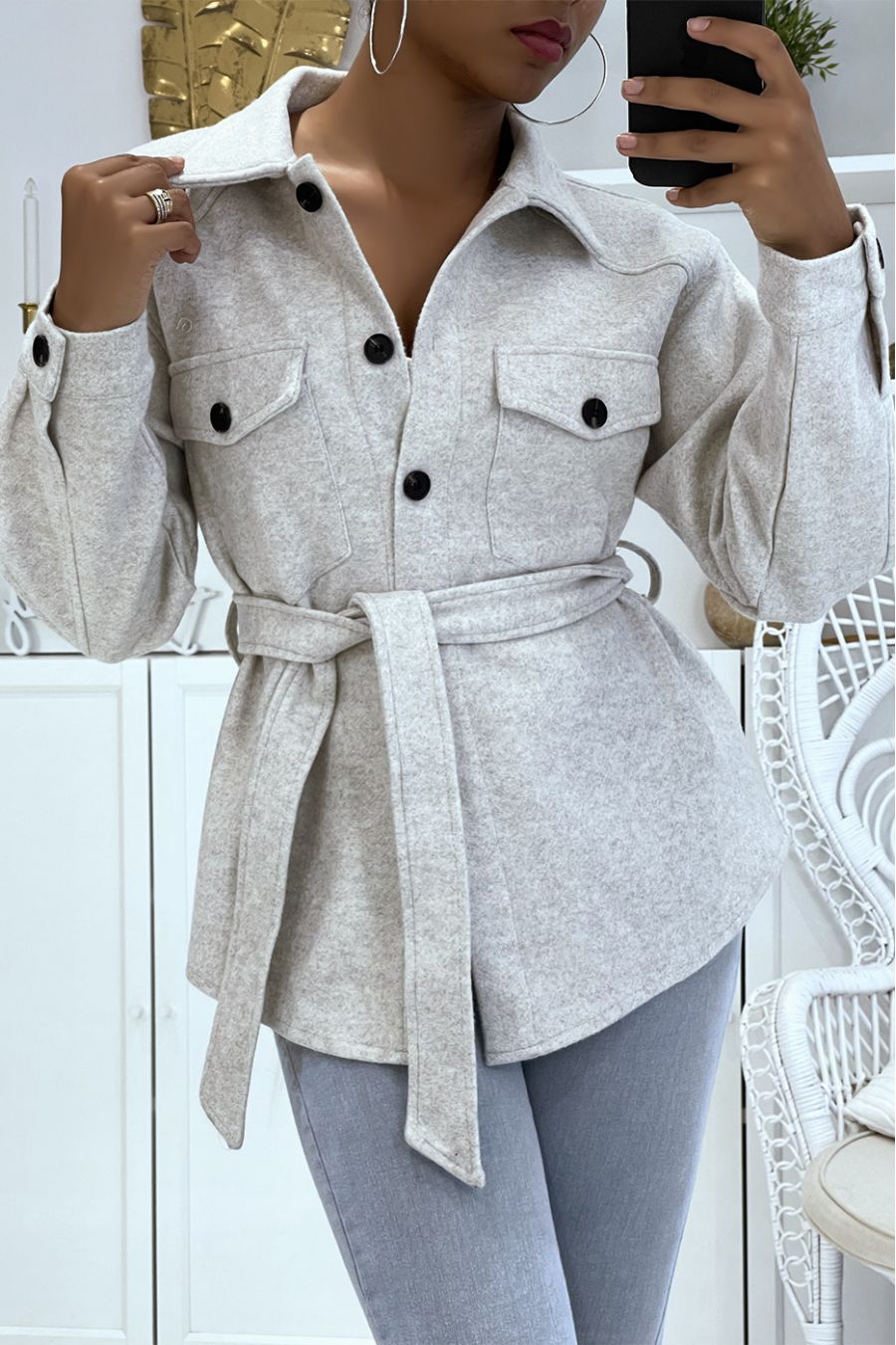 Halflang zacht beige jasje met knoopjes en riem in de taille heel chic en trendy - 4