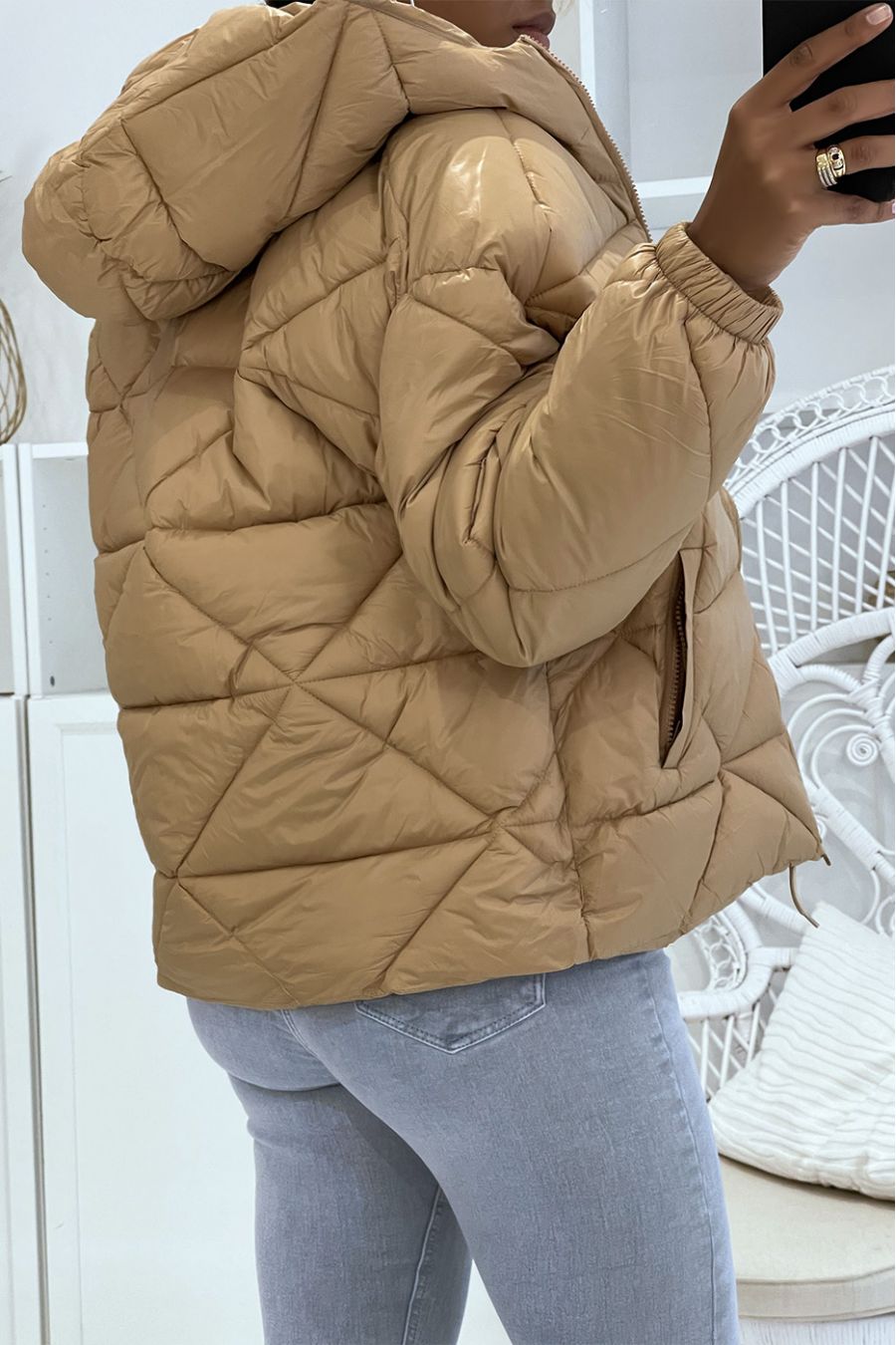 Taupe donsjack met capuchon in driehoekig reliëf, licht en warm, onmisbaar voor de winter - 3