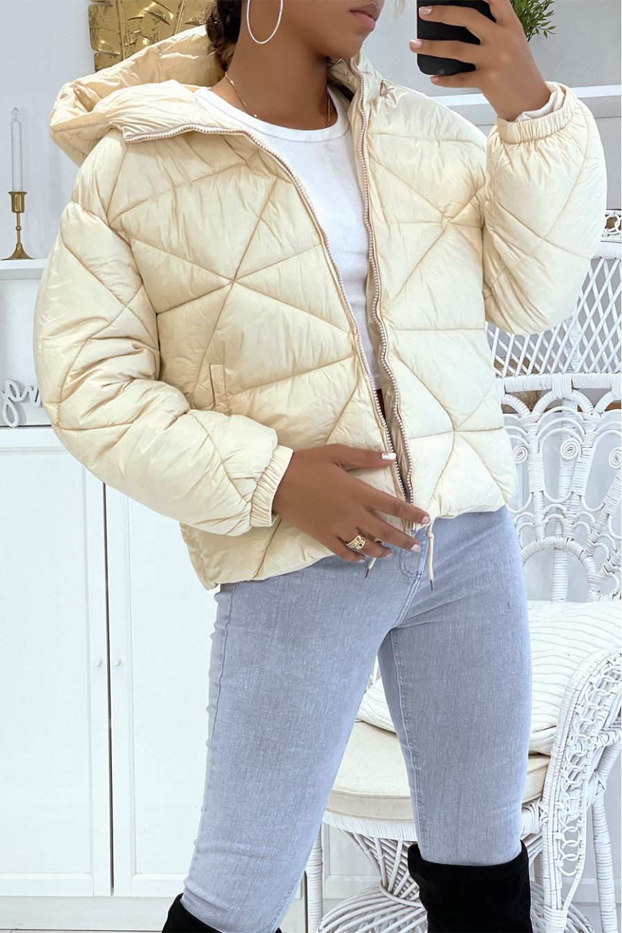 Beige pufferjack met capuchon in driehoekig reliëf, licht en warm, essentieel voor de winter - 1