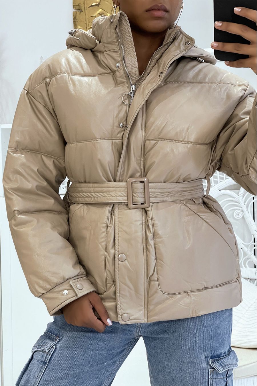 Groot beige pufferjack met riem en capuchon met glanzend effect, warm en glamoureus - 2