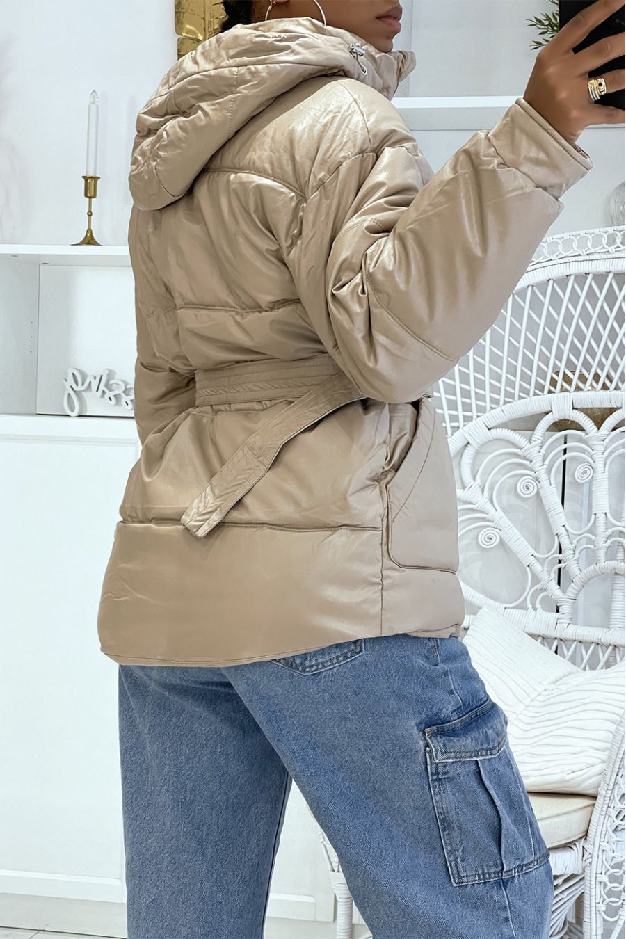 Groot beige pufferjack met riem en capuchon met glanzend effect, warm en glamoureus - 3