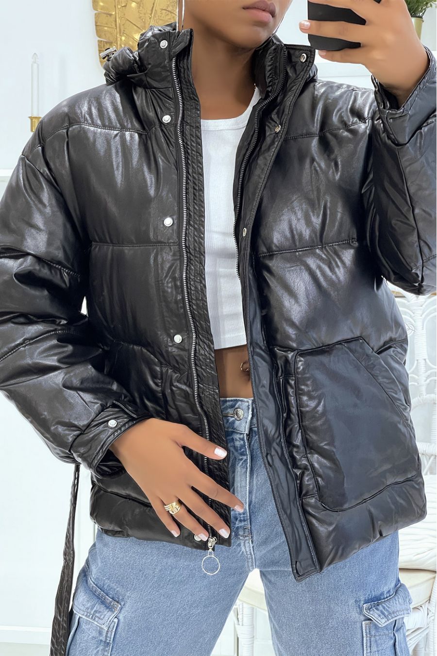 Grof zwart donsjack met riem en capuchon met glanzend effect, warm en glamoureus - 1