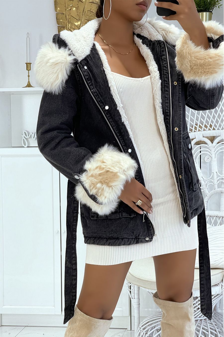 Veste en jean noire et fourrure beige avec ceinture à la taille capuche et poches à l'avant - 1