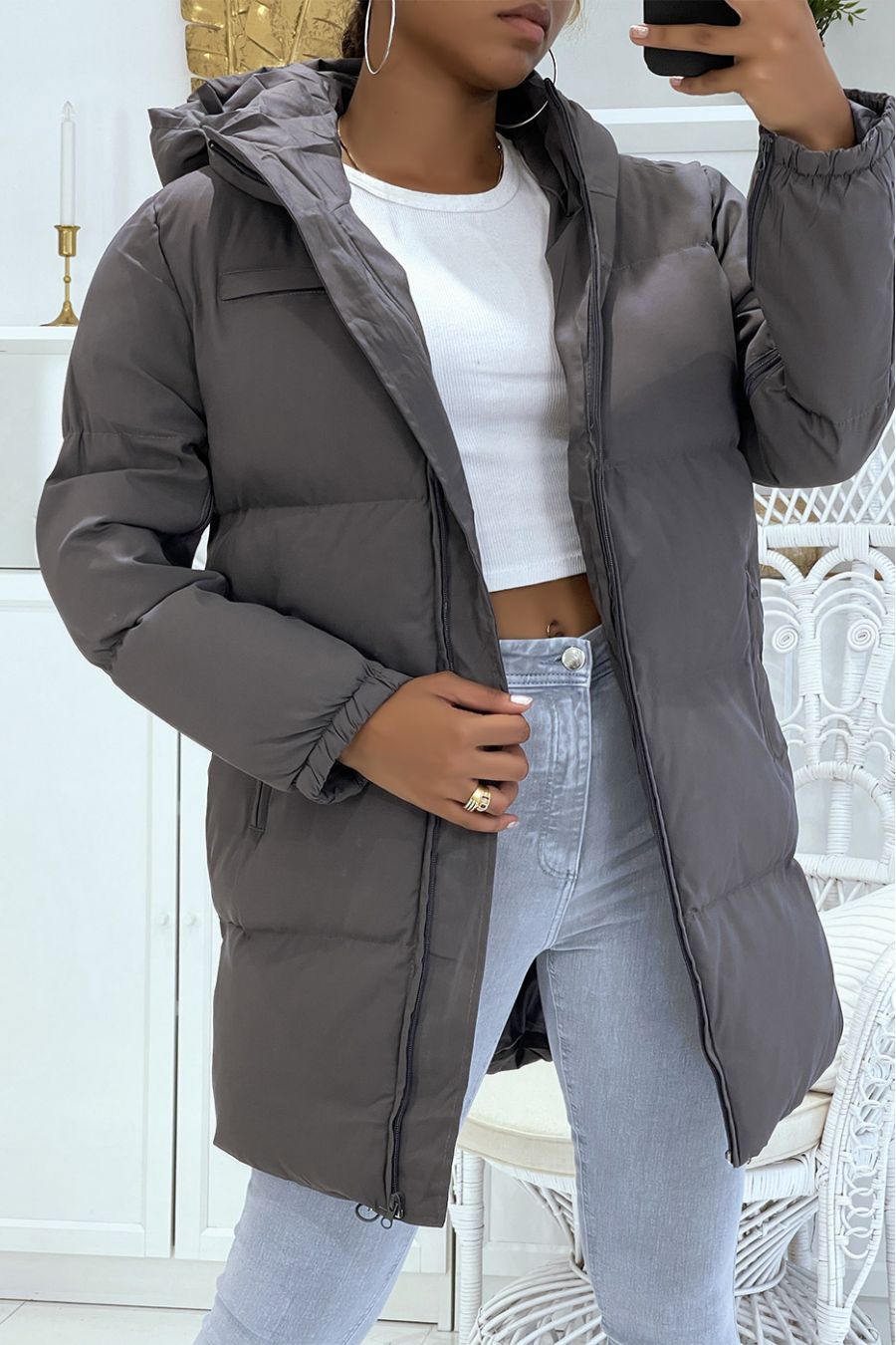 Warm en trendy matzwart driekwart donsjack met zakken en dikke capuchon - 1