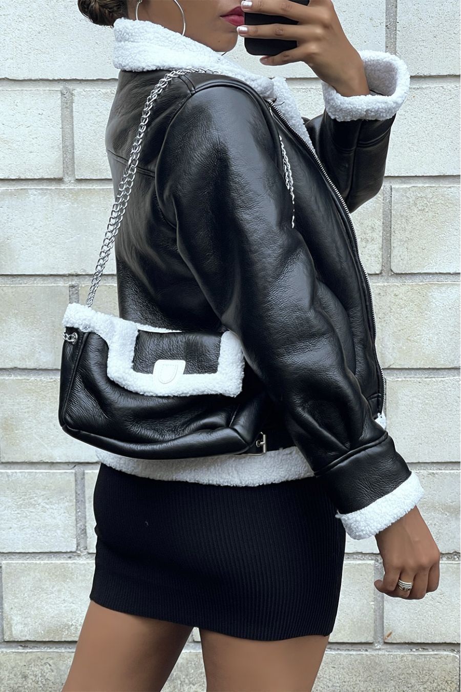 Manteau noir très tendance avec moumoute  - 3