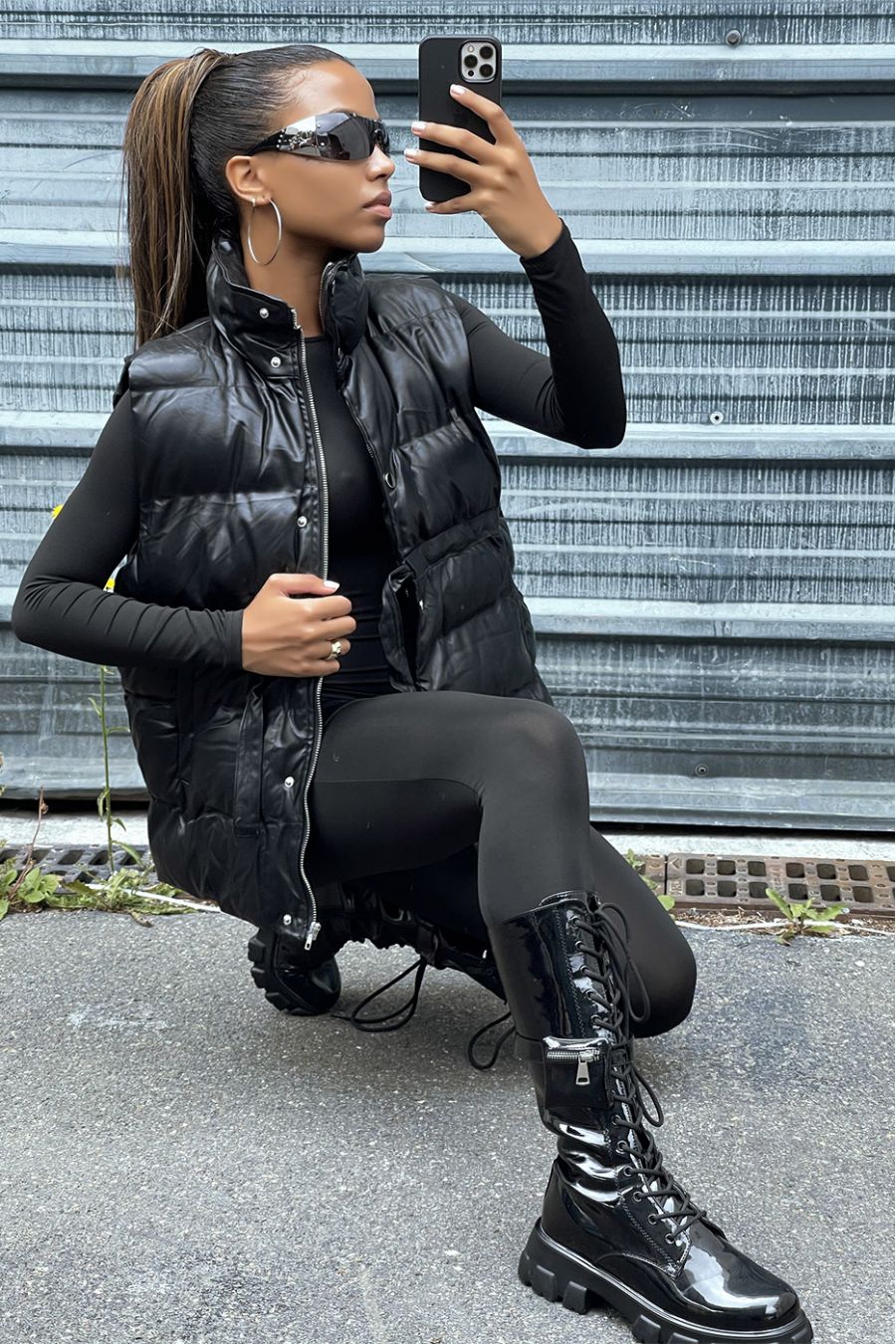 Sleeveless black faux leather down jacket adjustable at the waist - 2