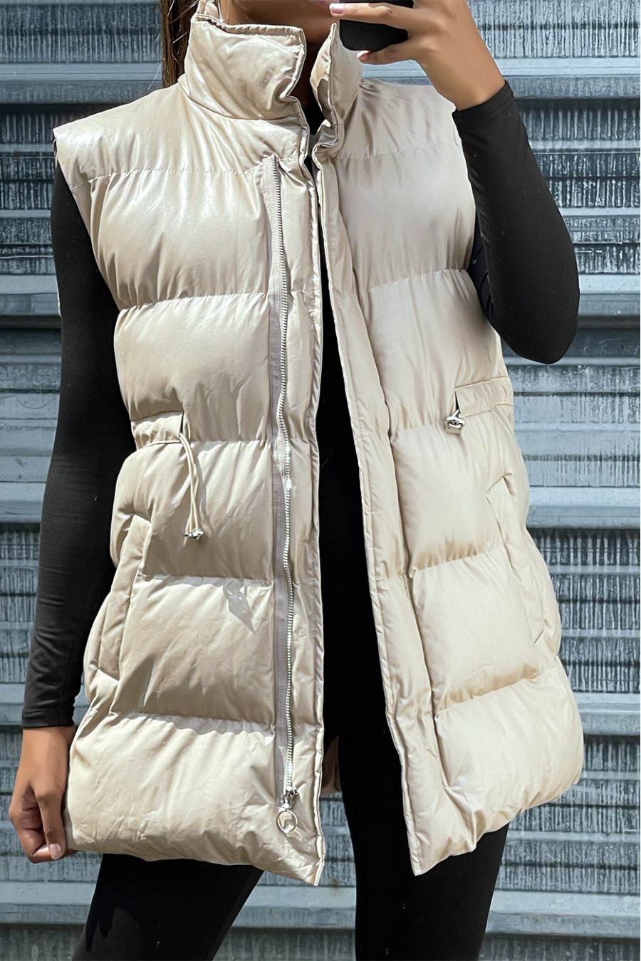 Beige mouwloos donsjack met hoge kraag en verstelbare taille - 3