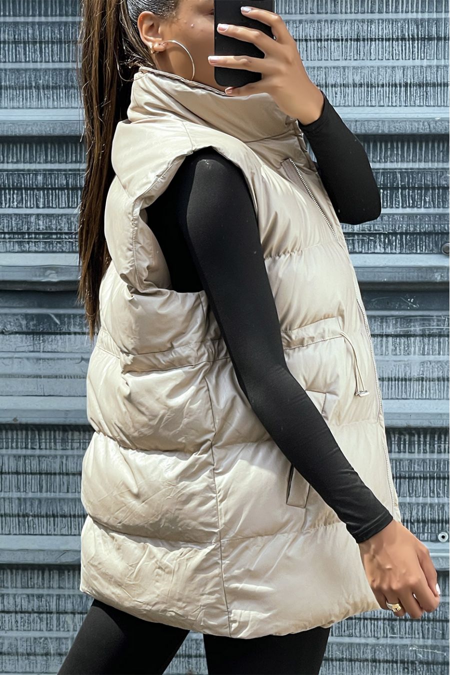 Beige mouwloos donsjack met hoge kraag en verstelbare taille - 4