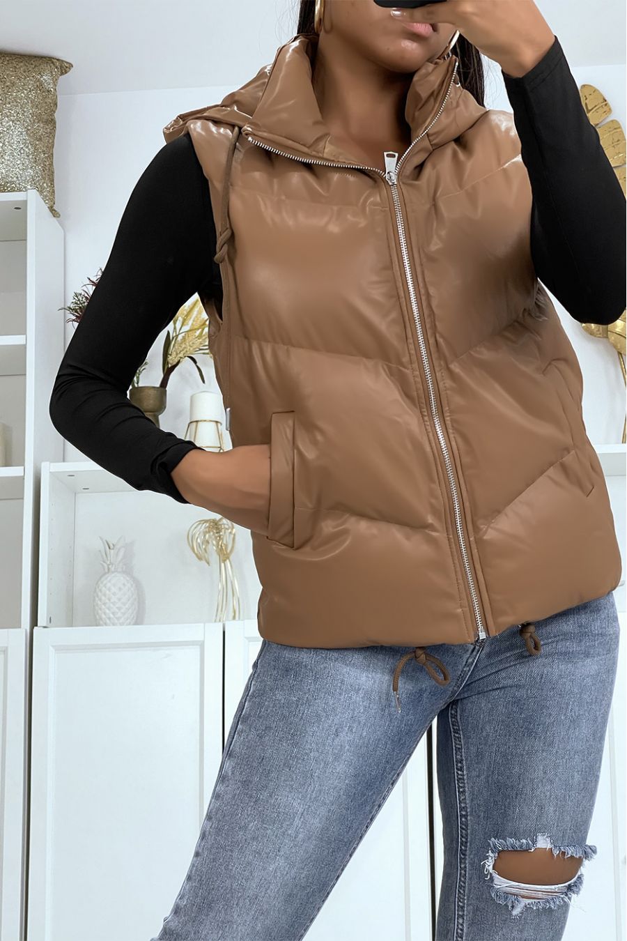 Doudoune camel sans manche en simili avec capuche  - 3