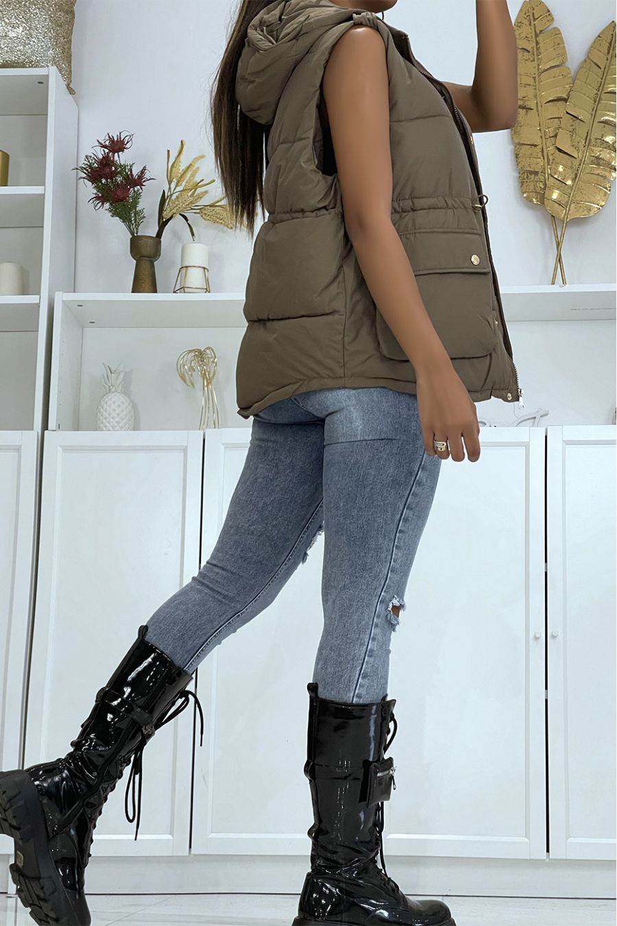 Taupe mouwloos donsjack met capuchon en verstelbare taille - 3