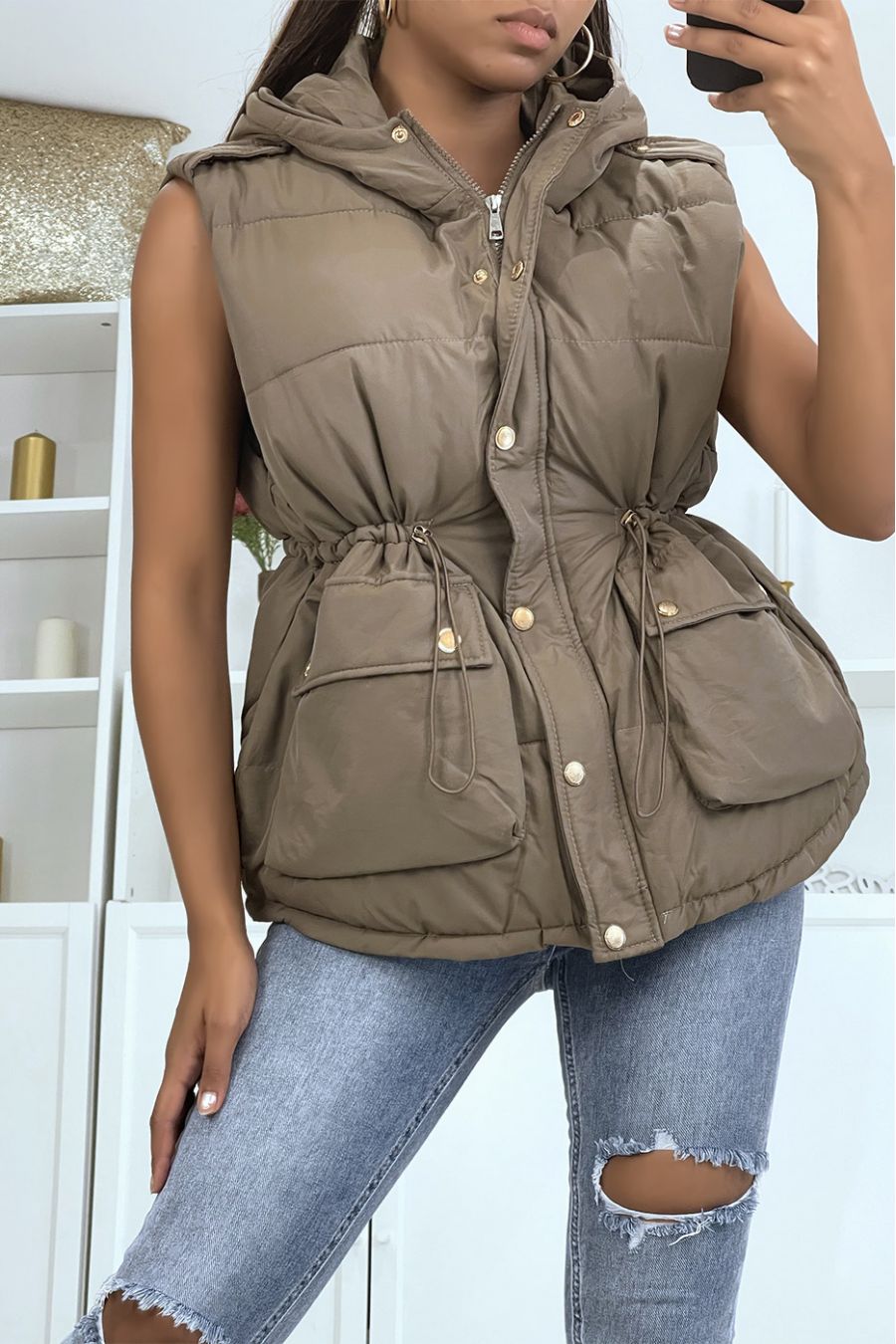 Taupe mouwloos donsjack met capuchon en verstelbare taille - 4