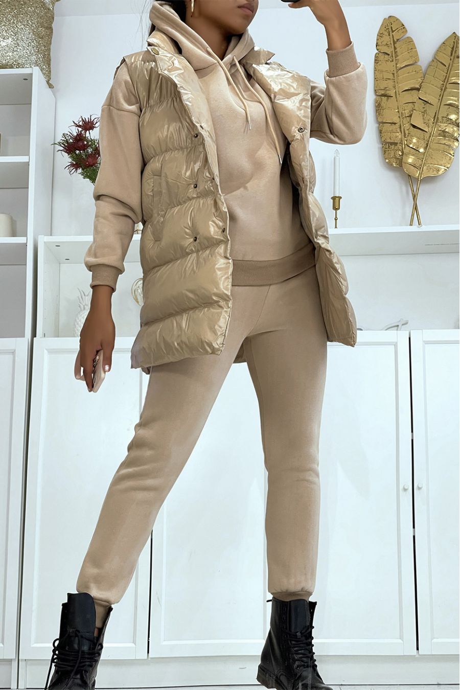 3-delige set van mouwloos donsjack met sweatshirt en taupe joggingbroek - 1