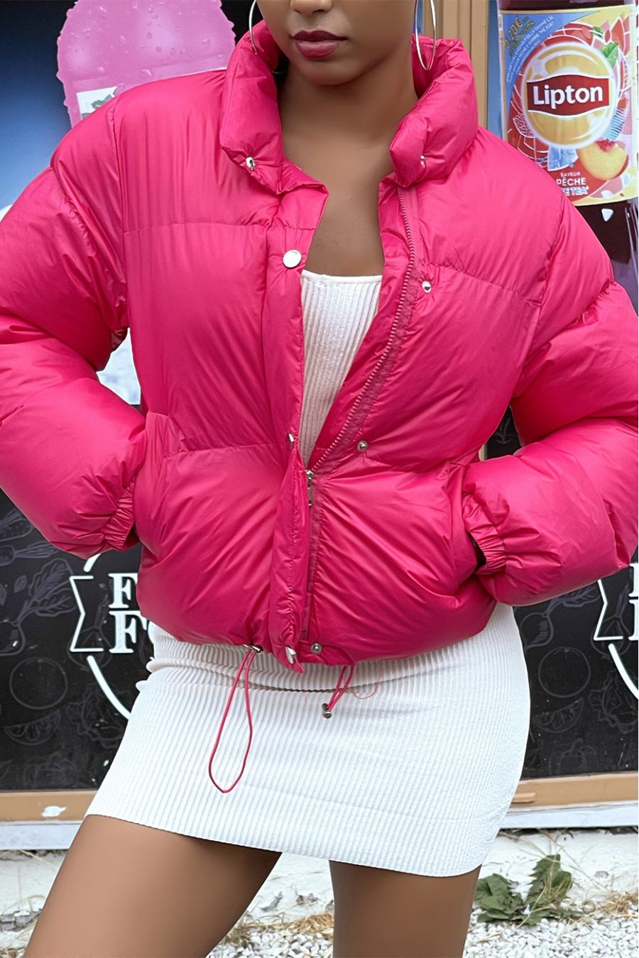 Kort fuchsia donsjack met lange mouwen en hoge kraag, super trendy kleur perfect voor de winter - 1