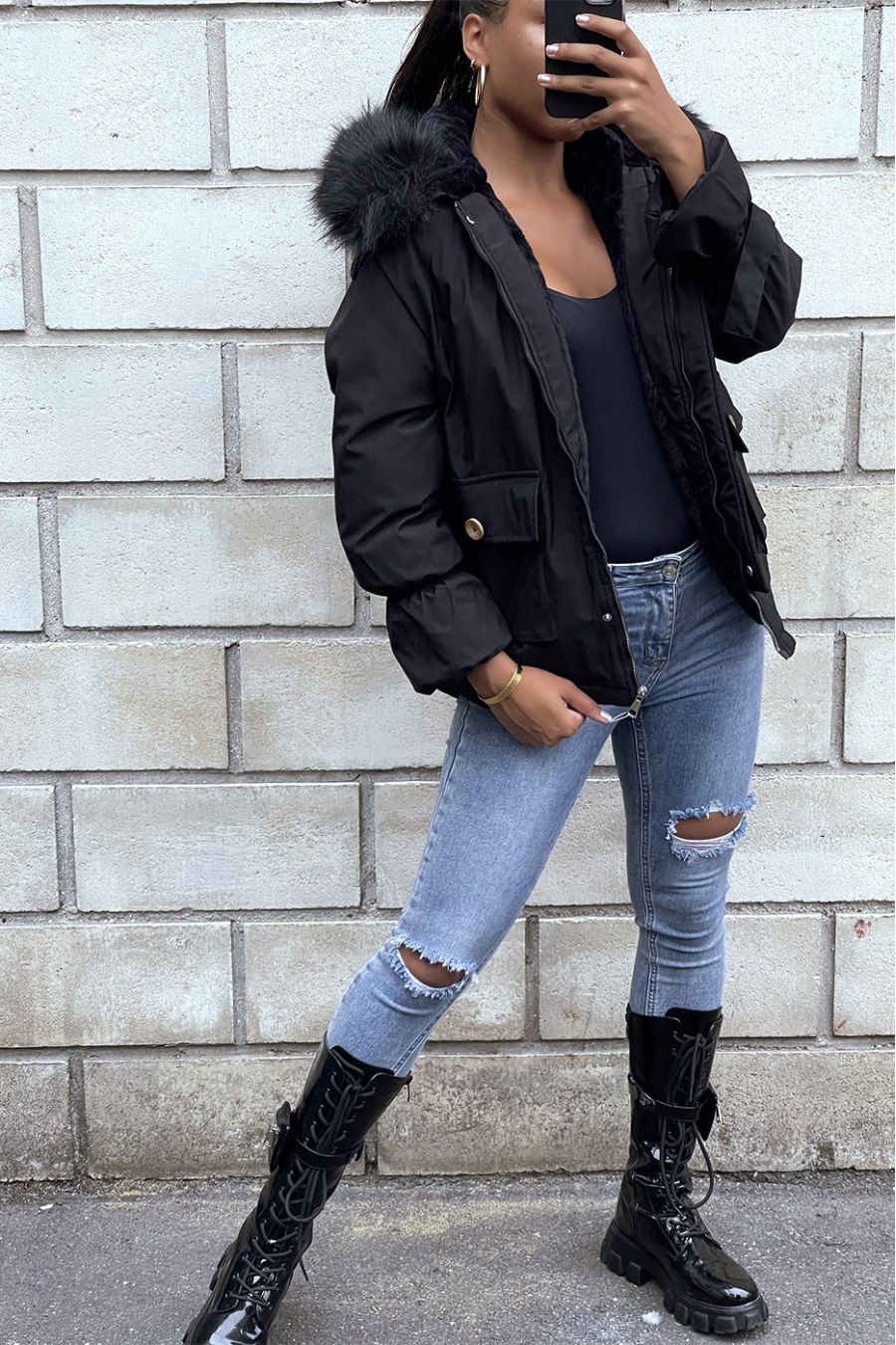 Manteau noir fourré à l'intérieur avec capuche  - 1