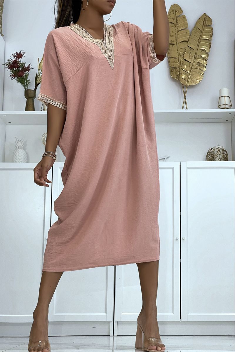 Roze jurk met korte mouwen en borduursel op de mouwen en kraag - 1