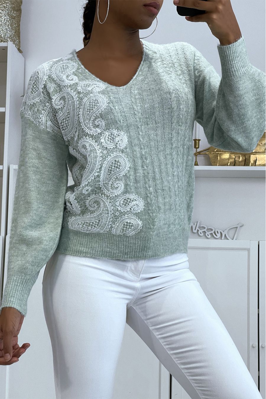 Pull col V vert pastel à motif dentelle blanche - 1
