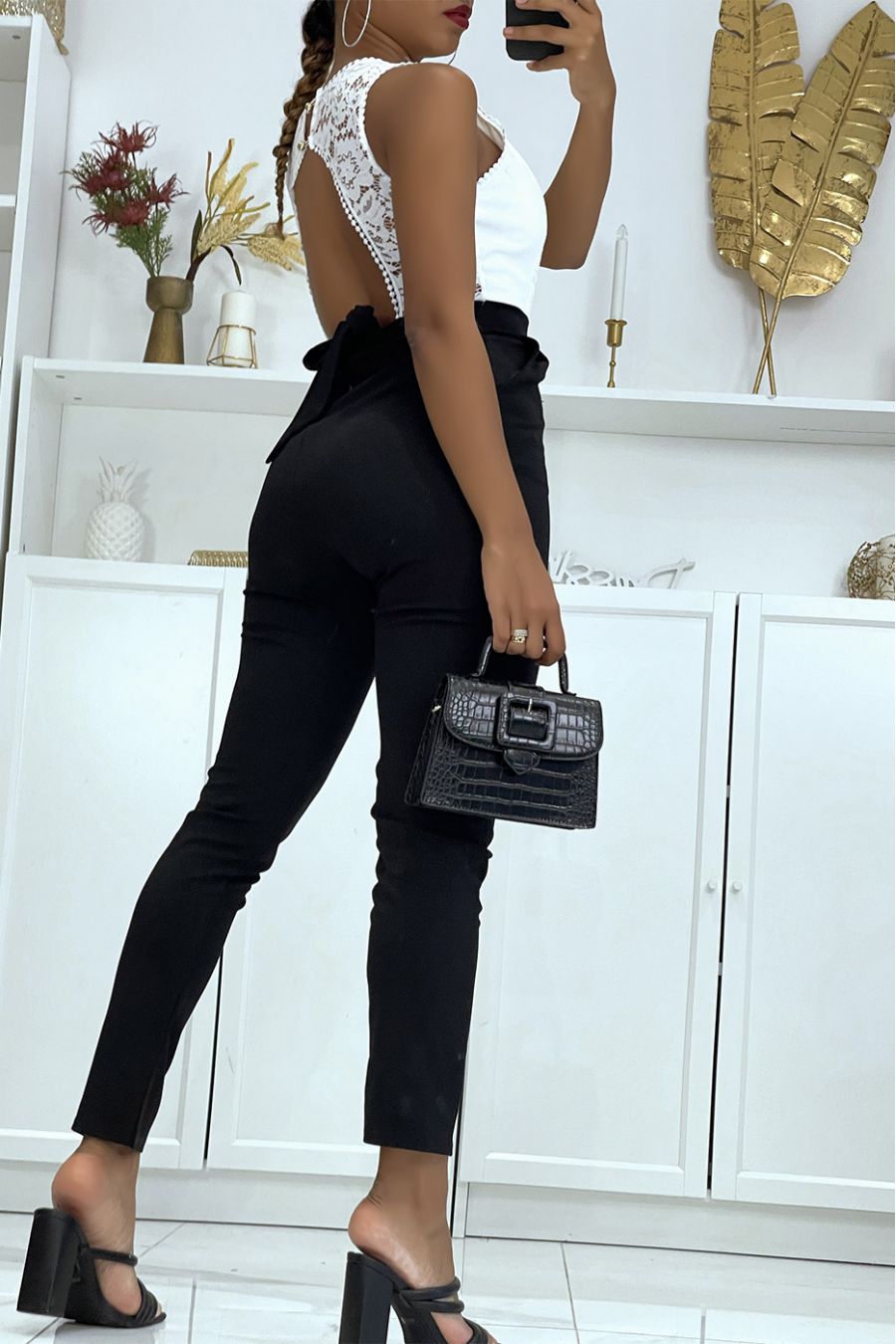 Strakke en comfortabele wit-zwarte jumpsuit met details van kant en tule aan de halslijn  - 2