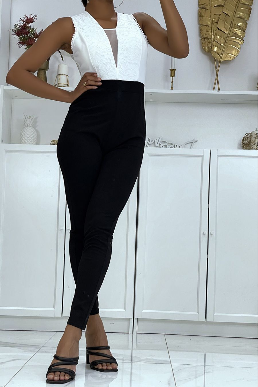 Combinaison moulante et confortable blanche et noir à détails dentelle et tulle sur le décolleté  - 3