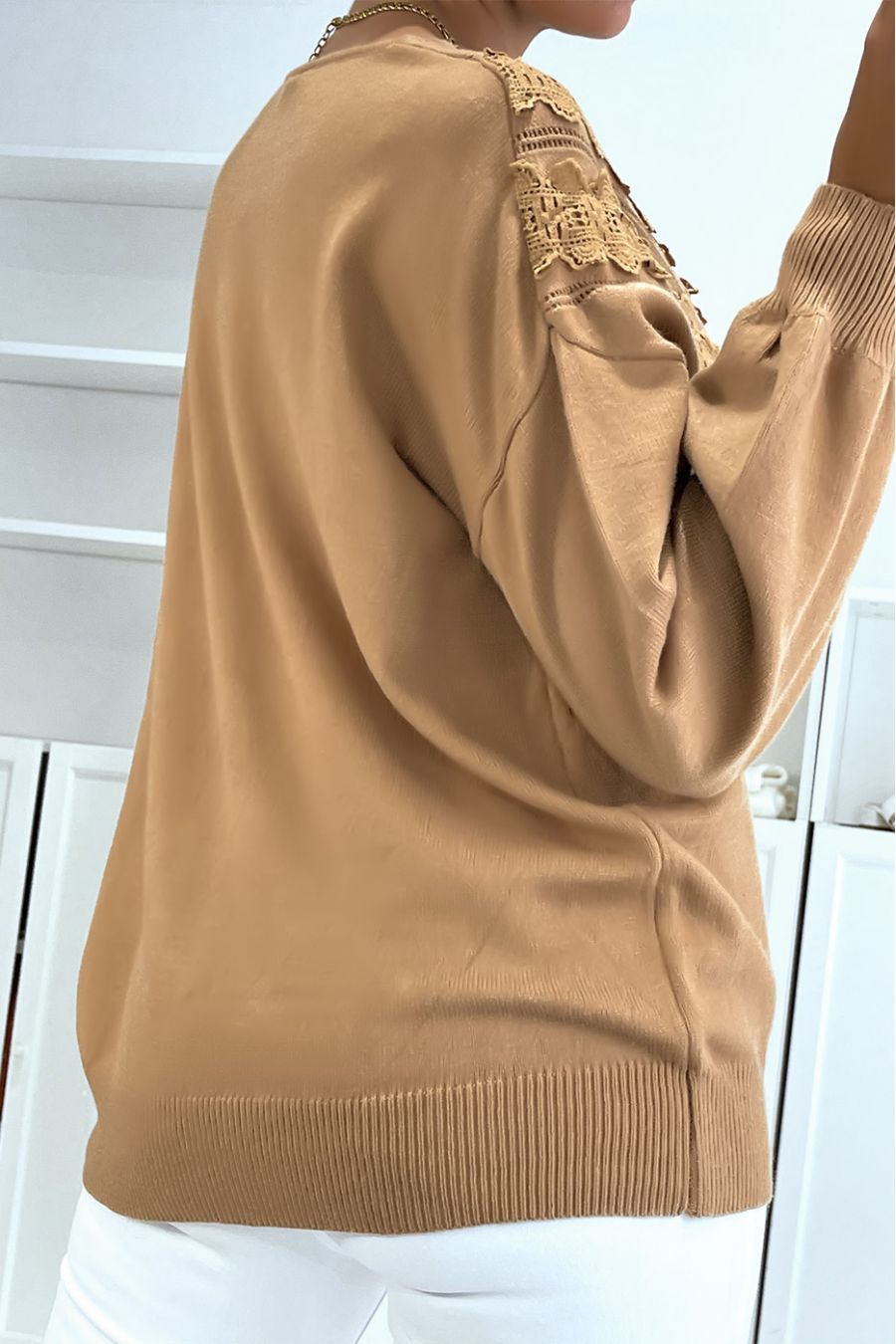 Pull camel pour femme en col V avec motif en dentelle - 1