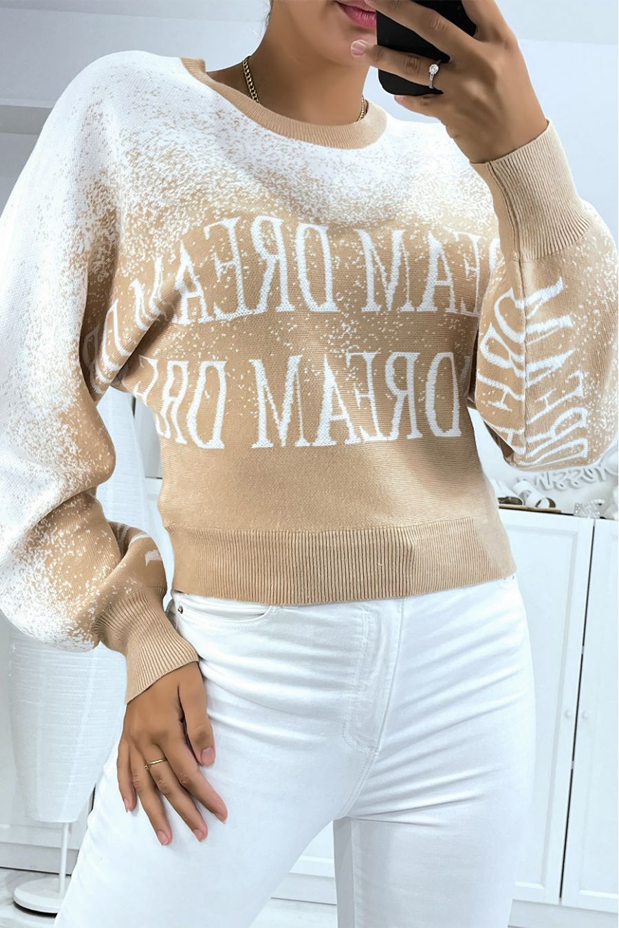 Beige trui van stretchstof met pofeffect met opschrift. - 3