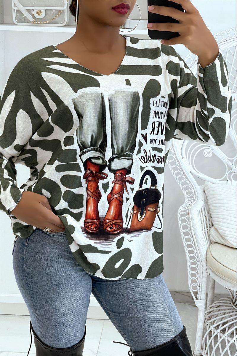 Pull col V léger oversize très doux à motif vert et dessin mode - 1