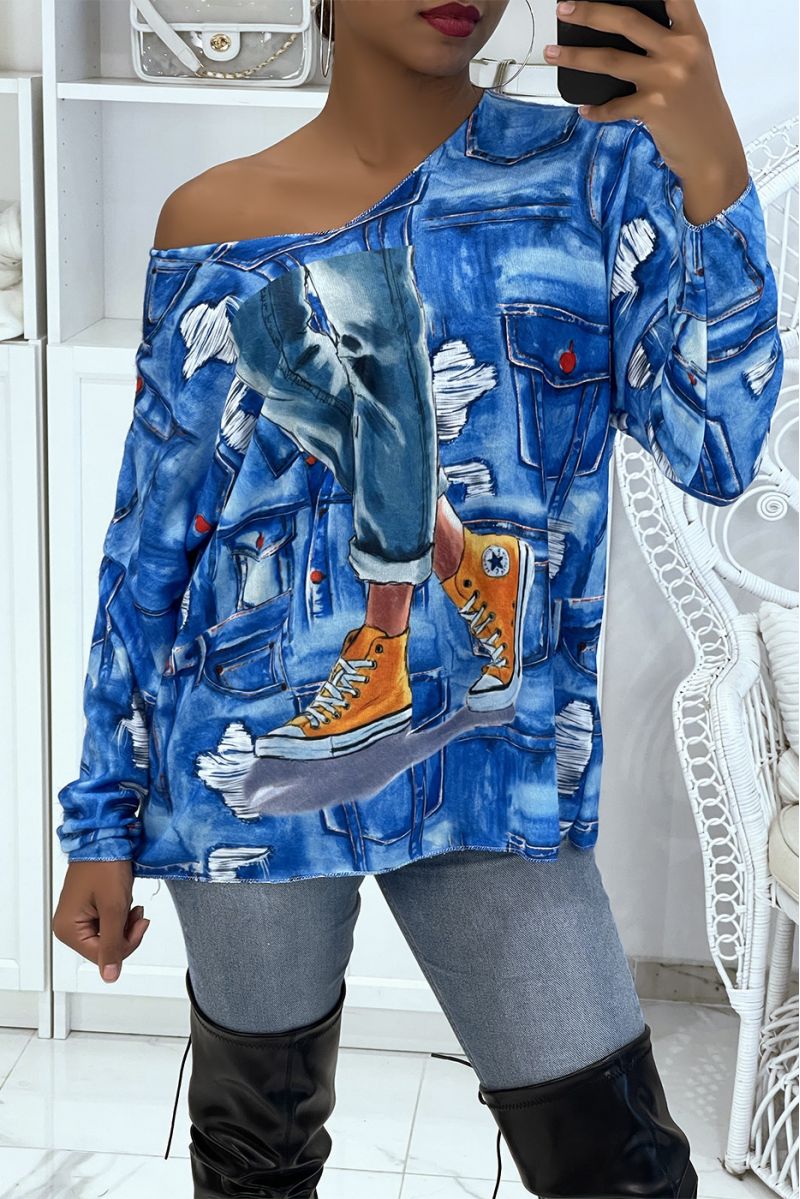 Very soft light blue oversized V-neck sweater with batwing sleeves and fashion design print   - 3