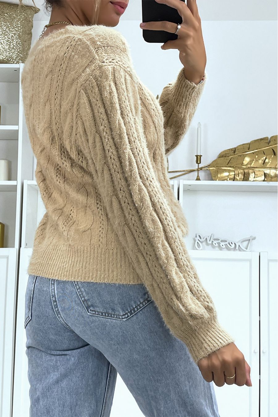 Taupe trui met klassiek kabelpatroon - 1